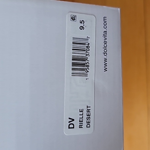 Dolce Vita Lug Sole Chelsea Boot, New In Box, Size 9.5 Color: Camel - Picture 15 of 15